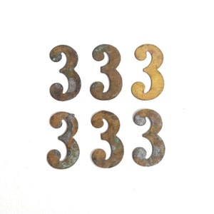UNO Antiguo Tres, Número 3, Auténtico Número Tres de Latón Desgastado. Número de habitación / Número de mesa #6A9GAK8