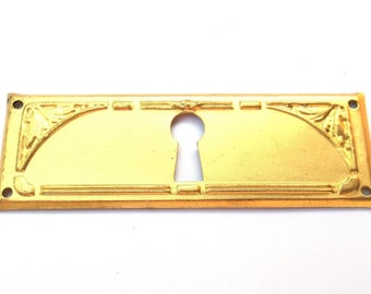 1 (ONE) Vintage Brass Escutcheon, keyhole cover. #7DCG28K2