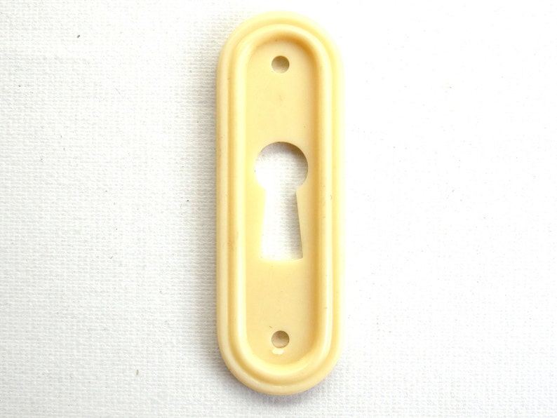 1 Vintage Keyhole cover plastic rounded escutcheon keyhole frame / plate. 642G73K18 image 1