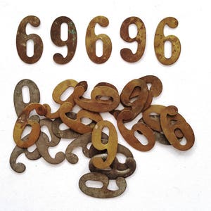 EEN antieke zes of negen, nummer 6 of 9, authentiek shabby messing nummer negen of zes. Kamernummer / Tafelnummer #6A9G4K7