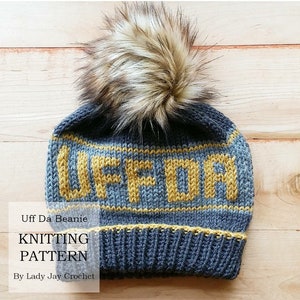 Può includere: Un berretto di lana grigio e giallo con un pon pon in pelliccia sintetica. Il berretto ha la parola "UFF DA" lavorata a maglia. Modello di maglia per berretto Uff Da di Lady Jay Crochet.