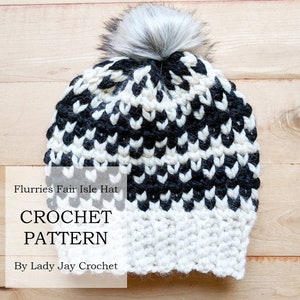 Op de afbeelding: Zwart-witte gehaakte muts met een pluche pompon bovenop. De muts heeft een fair isle patroon en de tekst "Flurries Fair Isle Hat CROCHET PATTERN By Lady Jay Crochet" staat onderaan de afbeelding.