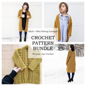 Puede incluir: Paquete de patrones de crochet para un cárdigan para adultos y un cárdigan para niños. El cárdigan es de color amarillo mostaza y tiene un patrón de punto simple. El texto de la imagen dice "Adult + Mini Solveig Cardigan CROCHET PATTERN BUNDLE By Lady Jay Crochet".