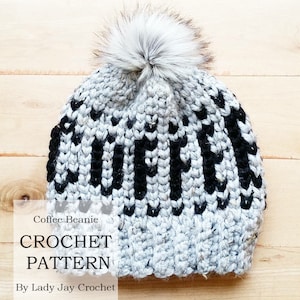 Puede incluir: Un gorro de punto gris y negro con un pomp&oacute;n blanco. El gorro tiene un patr&oacute;n a rayas y el texto "Coffee Beanie CROCHET PATTERN By Lady Jay Crochet" es visible debajo del gorro.
