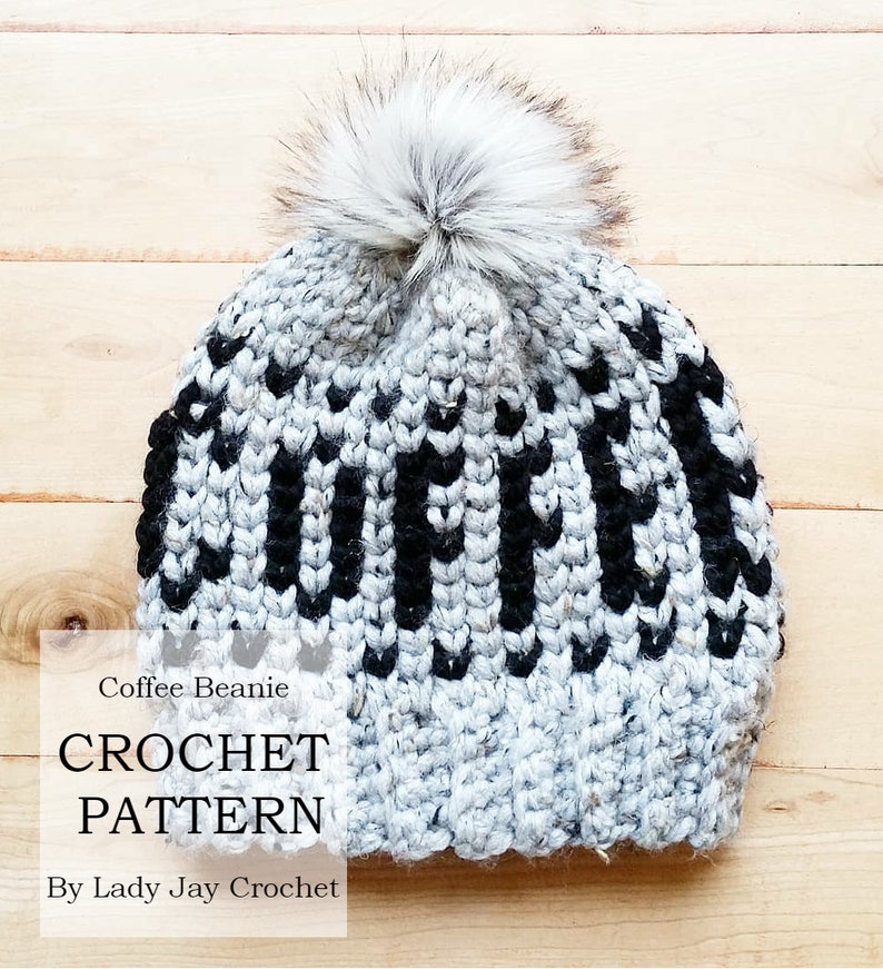 Puede incluir: Un gorro de punto gris y negro con un pomp&oacute;n blanco. El gorro tiene un patr&oacute;n a rayas y el texto "Coffee Beanie CROCHET PATTERN By Lady Jay Crochet" es visible debajo del gorro.