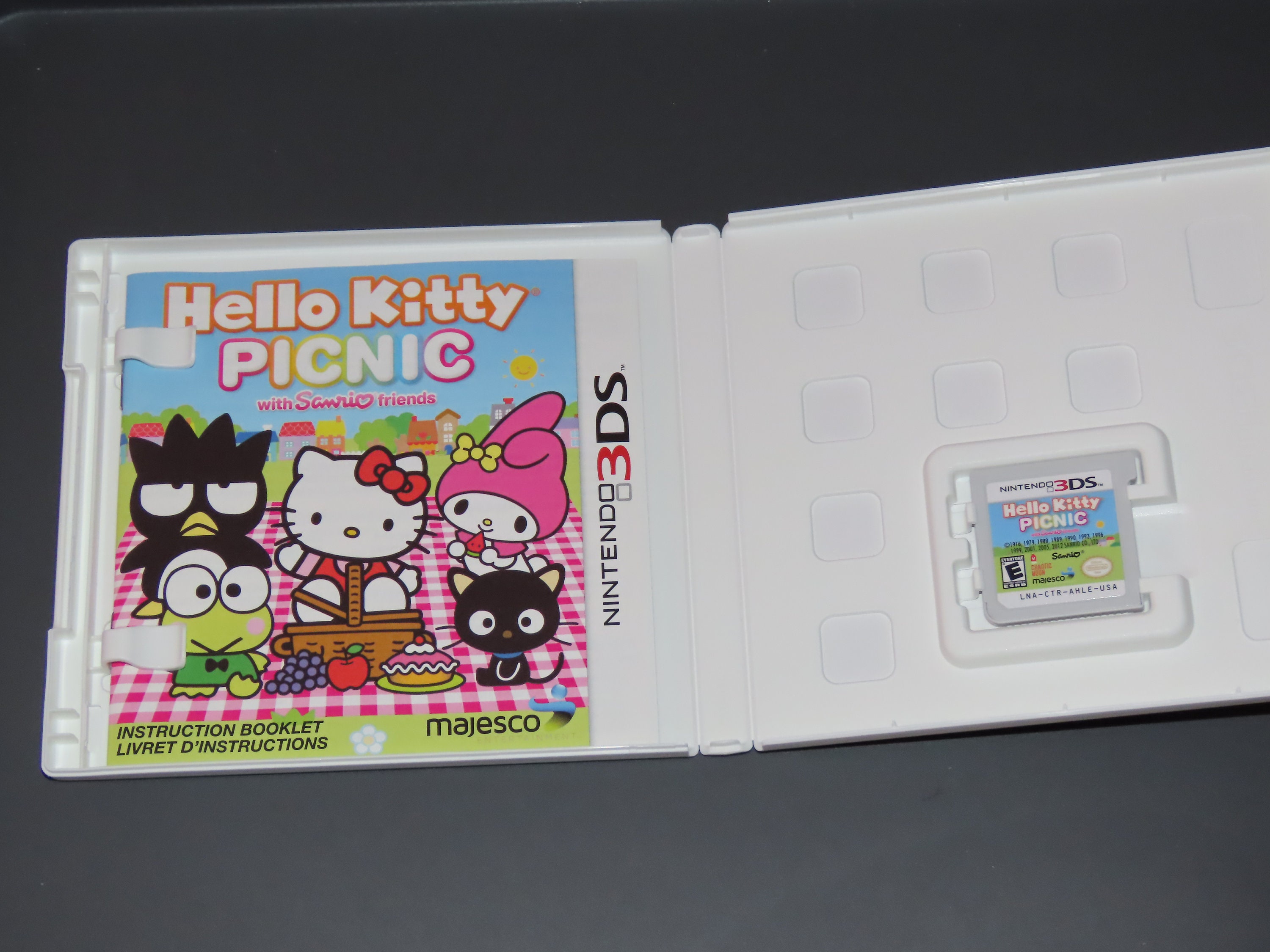 HK Picnic With S. Friends Nintendo 3DS Video Game - Select