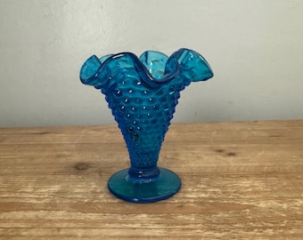 Piccolo vaso a tromba vintage Fenton Colonial con bordo arricciato blu.