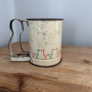 Vintage duck themed sifter