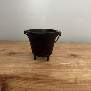 Vintage Griswold 773 kleiner Tri-Fuß-Kessel mit Griffbügel