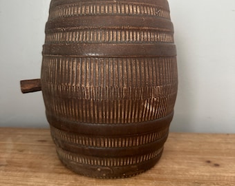 Antiek keramisch vat met gat in boven- en zijkant