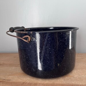 Vintage marineblauwe geëmailleerde pot met houten handvat
