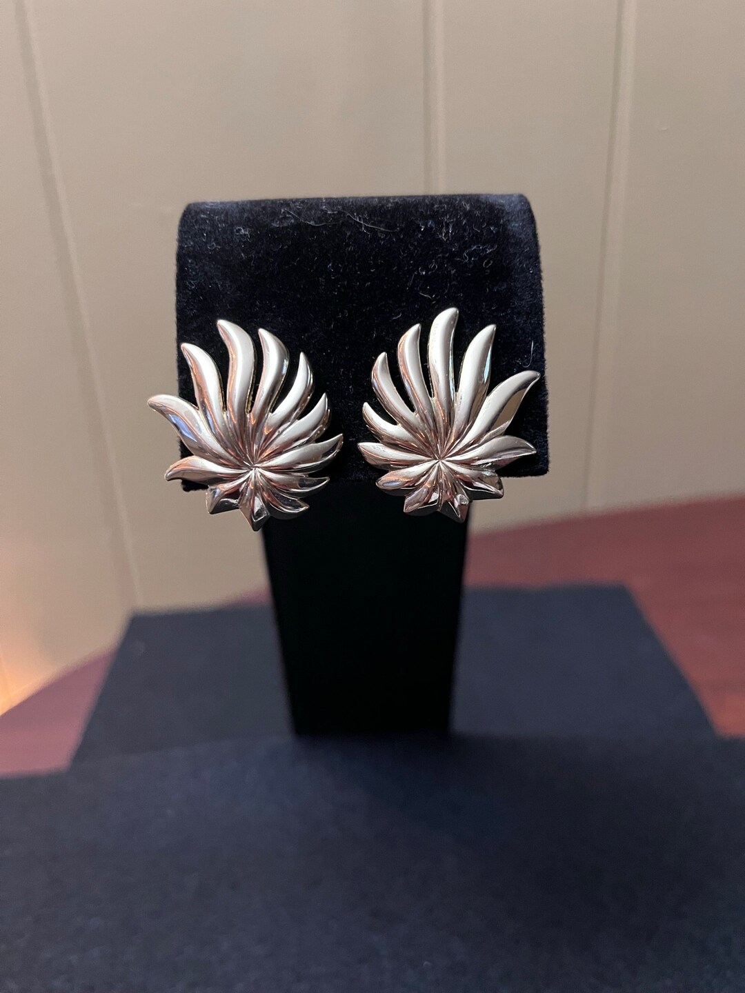 Boucles D'Oreilles Pendantes MONET En Métal Doré - Style Baguette, Fabriqué En France