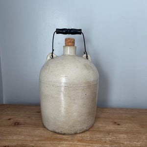 Antiker Steingut Whiskey Krug mit Bügeldraht und Holzgriff