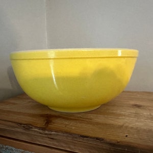 Vintage yellow pyrex mixing bowl