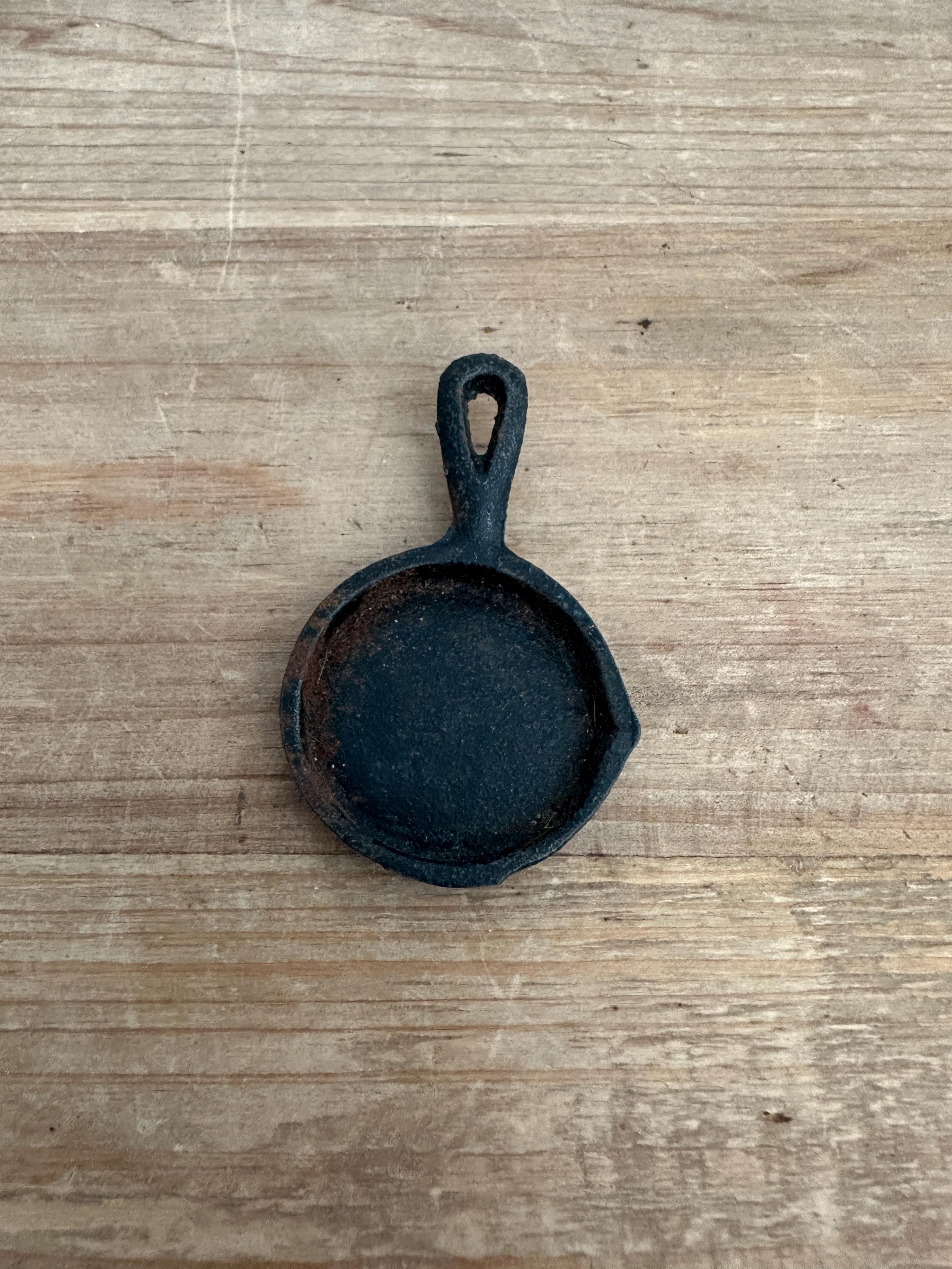 ヴィンテージのミニチュア鋳鉄フライパン - Etsy 日本