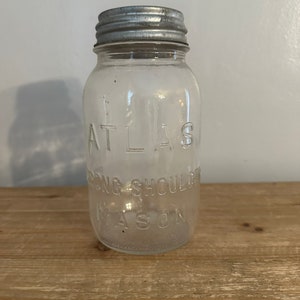Antique Atlas Strong Shoulder quart jar with zinc top