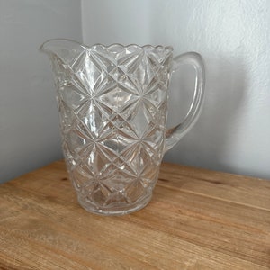 Krug aus geschliffenem Glas