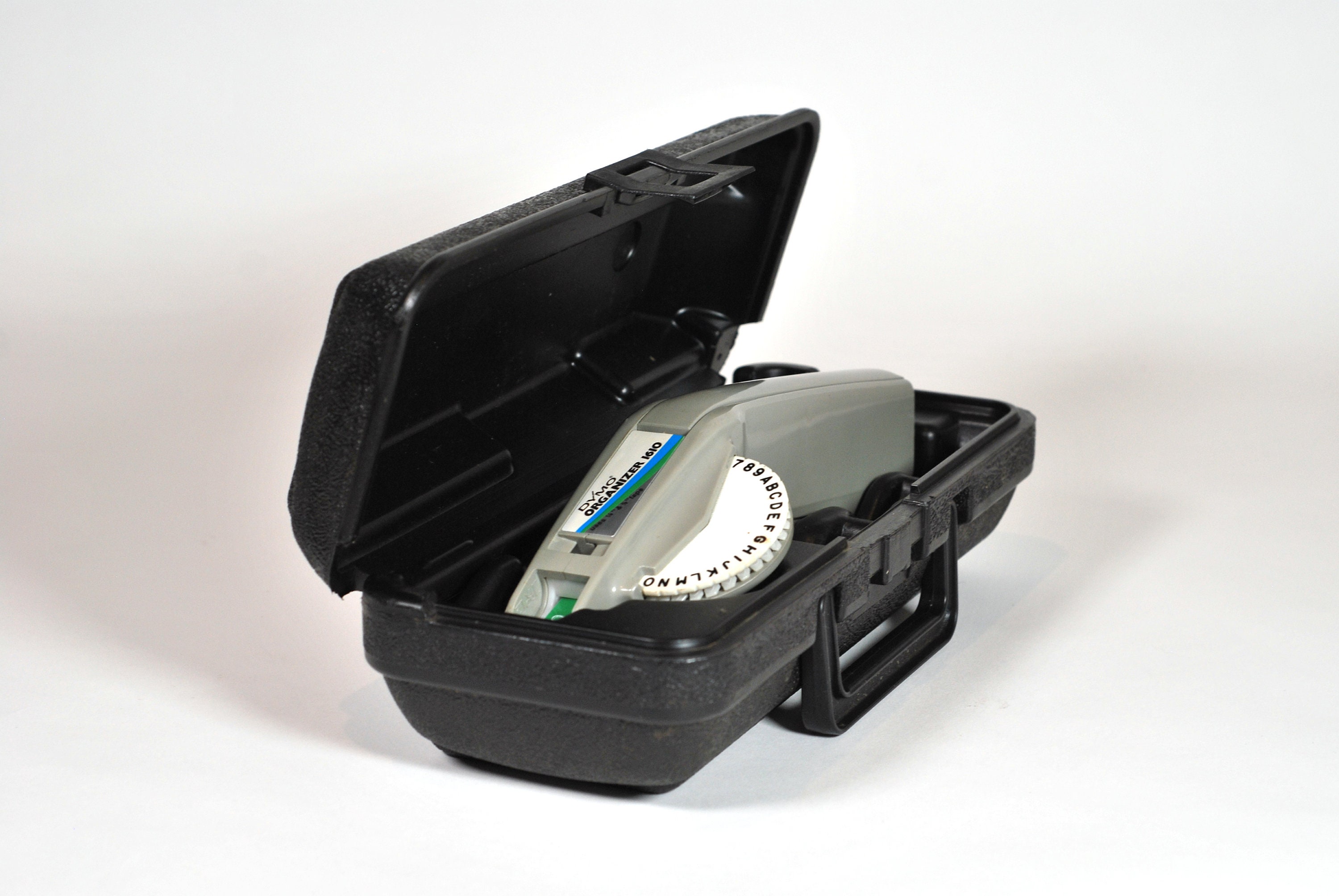 DYMO Interchangeable Embossing Labeler | DYMO 1610 - With Script