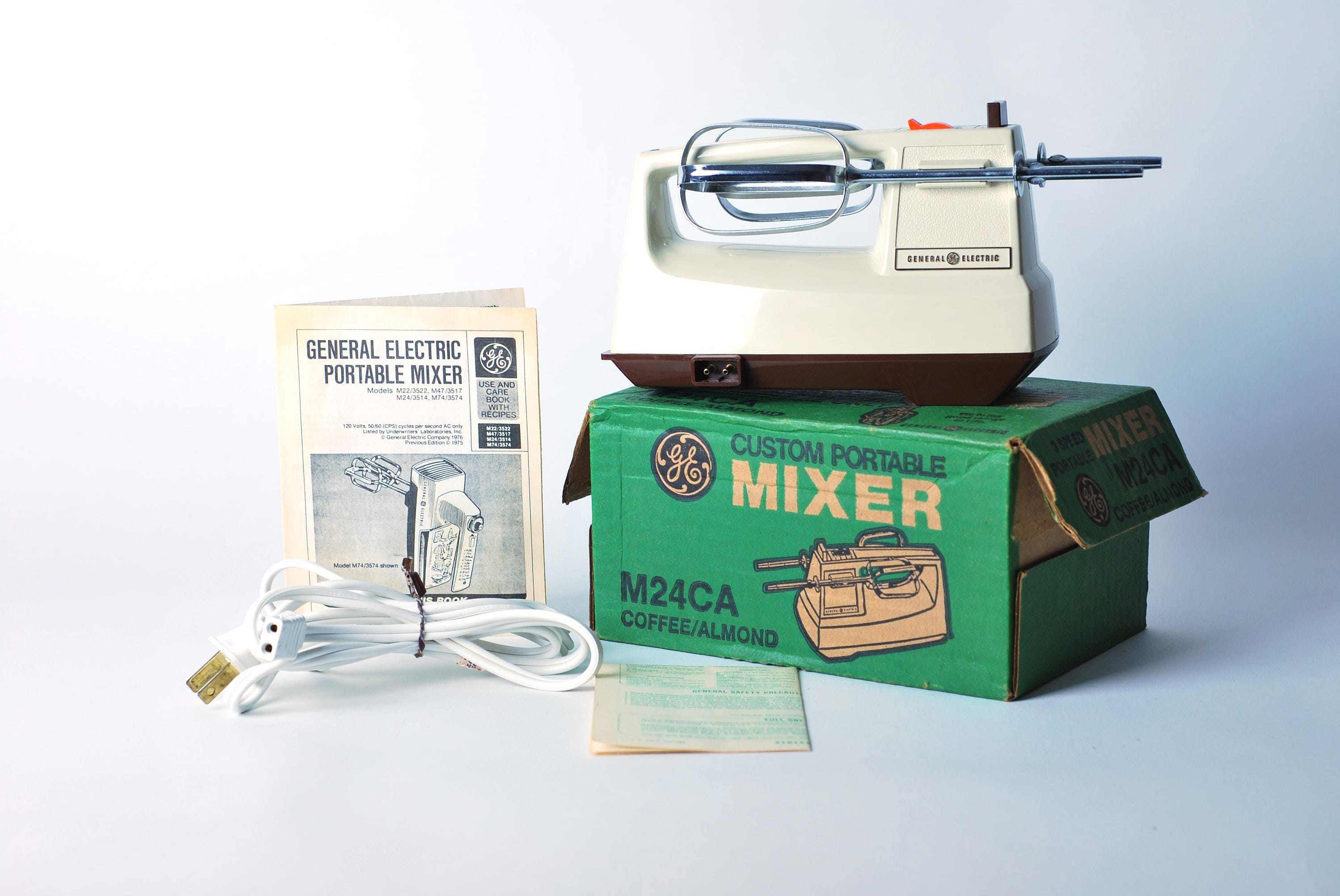 成約済みGENERAL ELECTRIC USA仕入れ アンティーク Vintage GE General Electric 3-Speed Hand Mixer 30M47 605 Works Hi