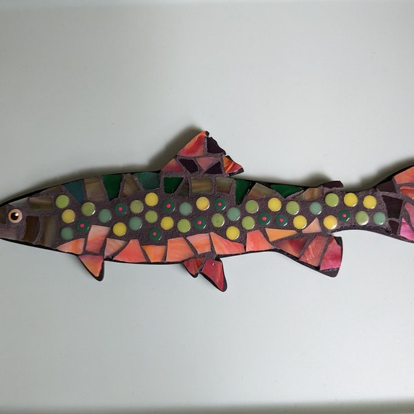 Mur de poisson en mosaïque suspendu - Décor de cabine - Décor de pêche - Cadeau de la fête des Pères - Œuvre d’art de poisson - Art mural de lodge - Décor de lodge - Œuvre d’art boisée