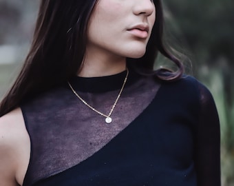 Collar con inicial de oro de 14 quilates y dije personalizado