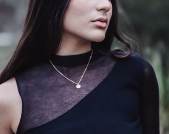 Collar con inicial estampada a mano - Colgante personalizado chapado en oro de 14 quilates