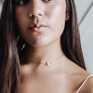 Collar con inicial lateral - Collar con letra de disco - Relleno de oro, Plata de ley, Collar de oro rosa - Inicial de niños - Regalo para amiga, mamá