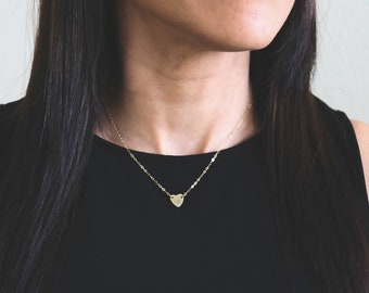 Collar de corazón con inicial pequeña - corazón personalizado relleno de oro de 14 k, plata de ley o relleno de oro rosa - gargantilla de corazón - regalo de novia