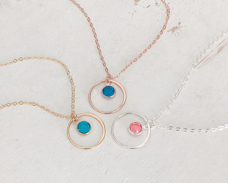Puede incluir: Tres delicados collares con colgantes circulares que presentan peque&ntilde;as piedras preciosas azules, rosas y turquesas. Los collares est&aacute;n hechos de cadena dorada, oro rosa y plata.