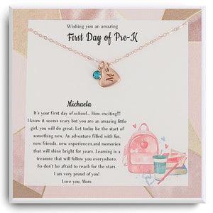 First Day of Pre K Geschenk Halskette - Back to School Geschenk für Mädchen - 1. Tag der Schule - Personalisierte Initial Halskette - Custom Card