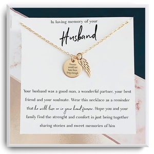 Puede incluir: Un collar de oro con un pequeño colgante redondo que dice "Forever would not have been long enough" y un pequeño dije de ala de ángel. El collar está en una caja blanca con borde negro y un mensaje que dice "En memoria cariñosa de tu esposo. Tu esposo fue un buen hombre, un maravilloso compañero, tu mejor amigo y tu alma gemela. Usa este collar como un recordatorio de que él vivirá para siempre en tu corazón. Espero que tú y tu familia encuentren la fuerza y el consuelo en simplemente estar juntos, compartiendo historias y dulces recuerdos de él."