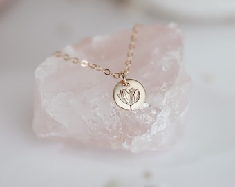Collar de flores del mes del nacimiento - Collar de flores de nacimiento personalizado de julio - Collar de lirios de agua - Regalo del Día de la Madre