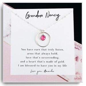 Puede incluir: Un collar de plata con un dije de piedra preciosa rosa y un dije circular. El collar viene en una caja blanca con un patr&oacute;n de m&aacute;rmol rosa y un mensaje que dice "Grandma Nancy You have ears that truly listen, arms that always hold, love that's neverending, and a heart that's made of gold. I am blessed to have you in my life Love you. Amanda"