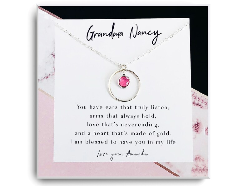 Puede incluir: Un collar de plata con un dije de piedra preciosa rosa y un dije circular. El collar viene en una caja blanca con un patr&oacute;n de m&aacute;rmol rosa y un mensaje que dice "Grandma Nancy You have ears that truly listen, arms that always hold, love that's neverending, and a heart that's made of gold. I am blessed to have you in my life Love you. Amanda"