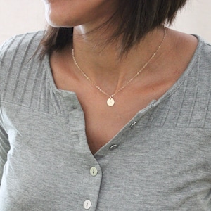 Pequeño collar con inicial en oro de 14 quilates. Delicado collar con inicial. Delicado collar con inicial pequeña en oro o plata. Dije con letra personalizada.