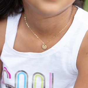 Collar de disco inicial para niños - Joyas iniciales para bebés - Collar para niños pequeños - Collar inicial para niñas lindas - Collar con nombre de letra de niño