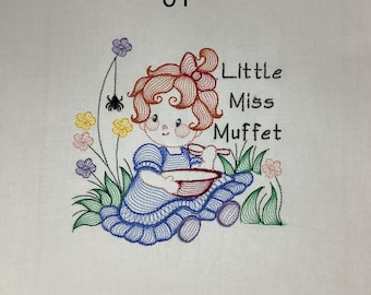 Puede incluir: Un diseño de bordado con el texto 01 y Little Miss Muffet. Un personaje de pelo rojo con un vestido azul sostiene un cuenco y una cuchara. La escena incluye hierba verde, flores de colores y una pequeña araña negra en un tallo.