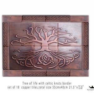 Puede incluir: Un conjunto de 18 azulejos de cobre con un diseño de árbol de la vida con bordes de nudos celtas. Los azulejos están dispuestos en forma cuadrada, midiendo 55 cm por 40 cm.