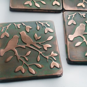 Azulejos de cobre hechos a mano, con pátina verde e imagen de pájaro, juego de 4