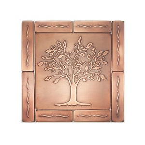 Könnte beinhalten: Eine kupferfarbene Metallfliese mit einem erhabenen Design eines stilisierten Baumes mit Blättern und Ästen. Die Fliese ist von einem Rand mit wellenförmigen Linien umgeben.