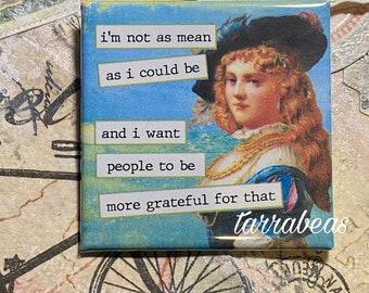 Pode incluir: Um ímã azul e branco com o retrato de uma mulher e o texto: "i'm not as mean as i could be and i want people to be more grateful for that". O texto está em uma fonte de estilo vintage.