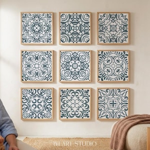 Könnte beinhalten: Ein Raster aus neun quadratischen Wandbildern mit dunkelblauen, komplexen geometrischen und floralen Mustern auf weißem Hintergrund, jeweils in einem hellen Holzrahmen. Der Text IYI ART STUDIO ist unten mittig an der Wand zu sehen.