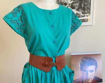 1970s Mint Green women’s dress with cutwork embroidery. Size large/ extra large