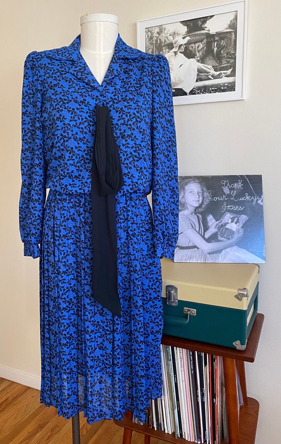 Women’s 1980s cobalt blue bow print dress