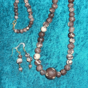Collar de cuentas de arcilla taupe marrón jaspeado y juego de pendientes