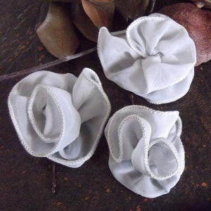Set de 3 horquillas de flores de gasa plateada