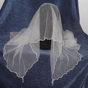 Puede incluir: Velo de novia blanco con borde festoneado y ribete de cuentas. El velo está hecho de tul suave y es perfecto para una ceremonia de boda.