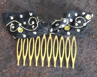 Peine de pelo con cuentas bordadas negras y doradas