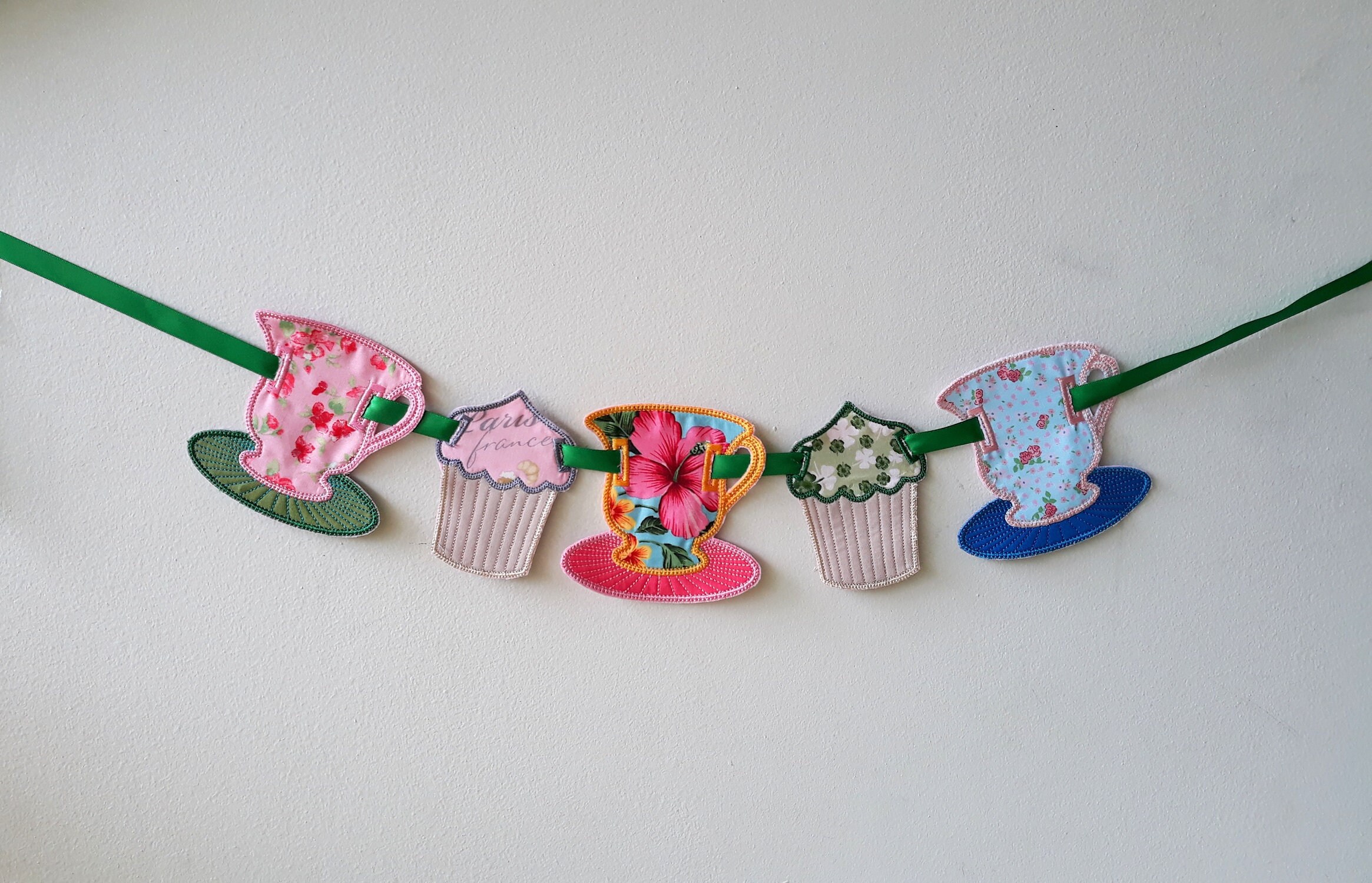 Broderie Machine, Guirlande Bunting, 3 Tasses de Thé et 2 Cupcakes, Ruban Satin Vert, Accessoire Déc