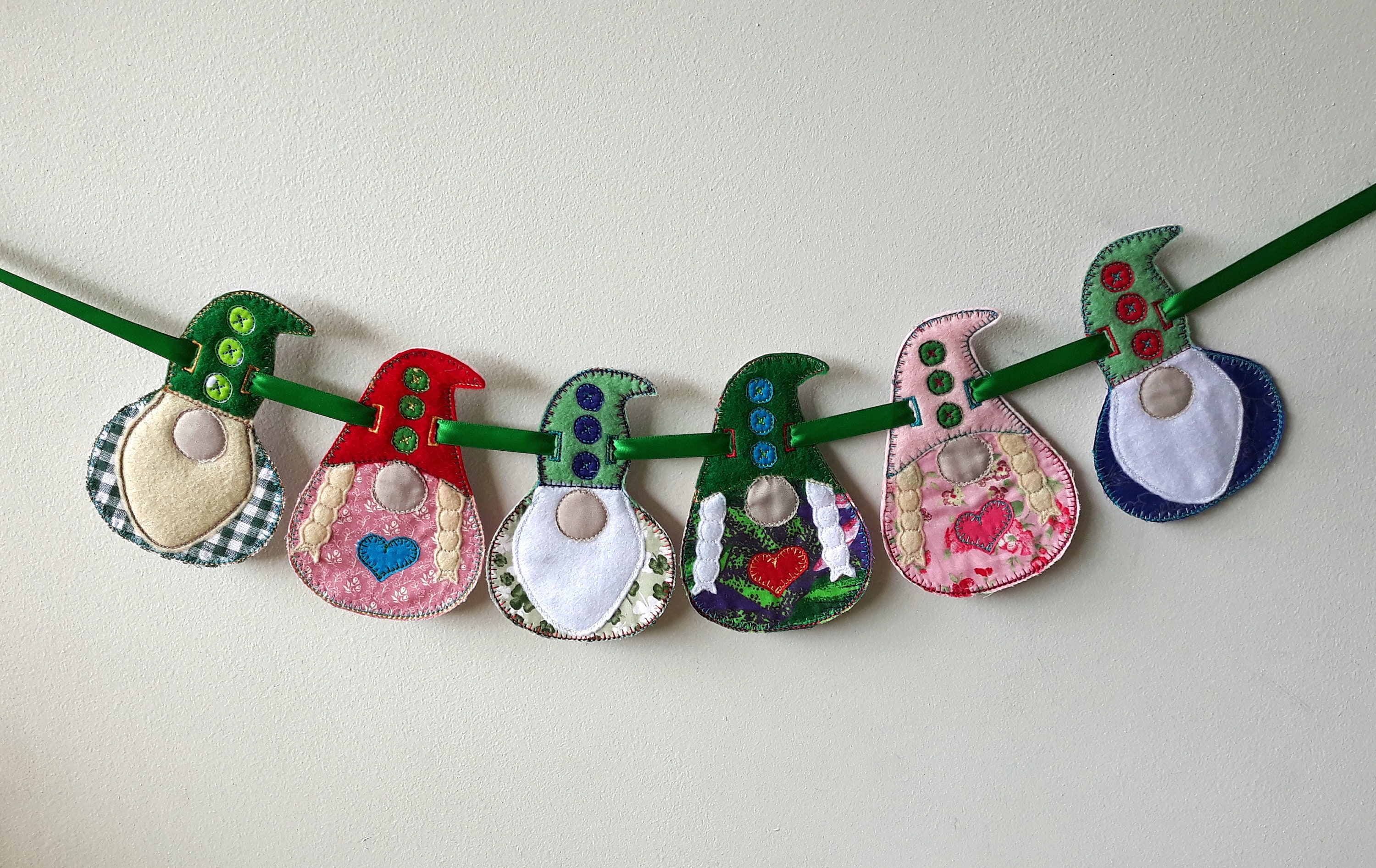 Broderie Machine, Guirlande Bunting, 6 Gnomes, Ruban Satiné Vert, Accessoire Décoration Chambre Enfa